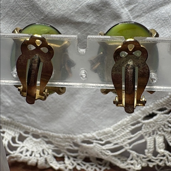 Vintage Whiting & Davis Green (Jade) & Gold clip on’s - Picture 2 of 5